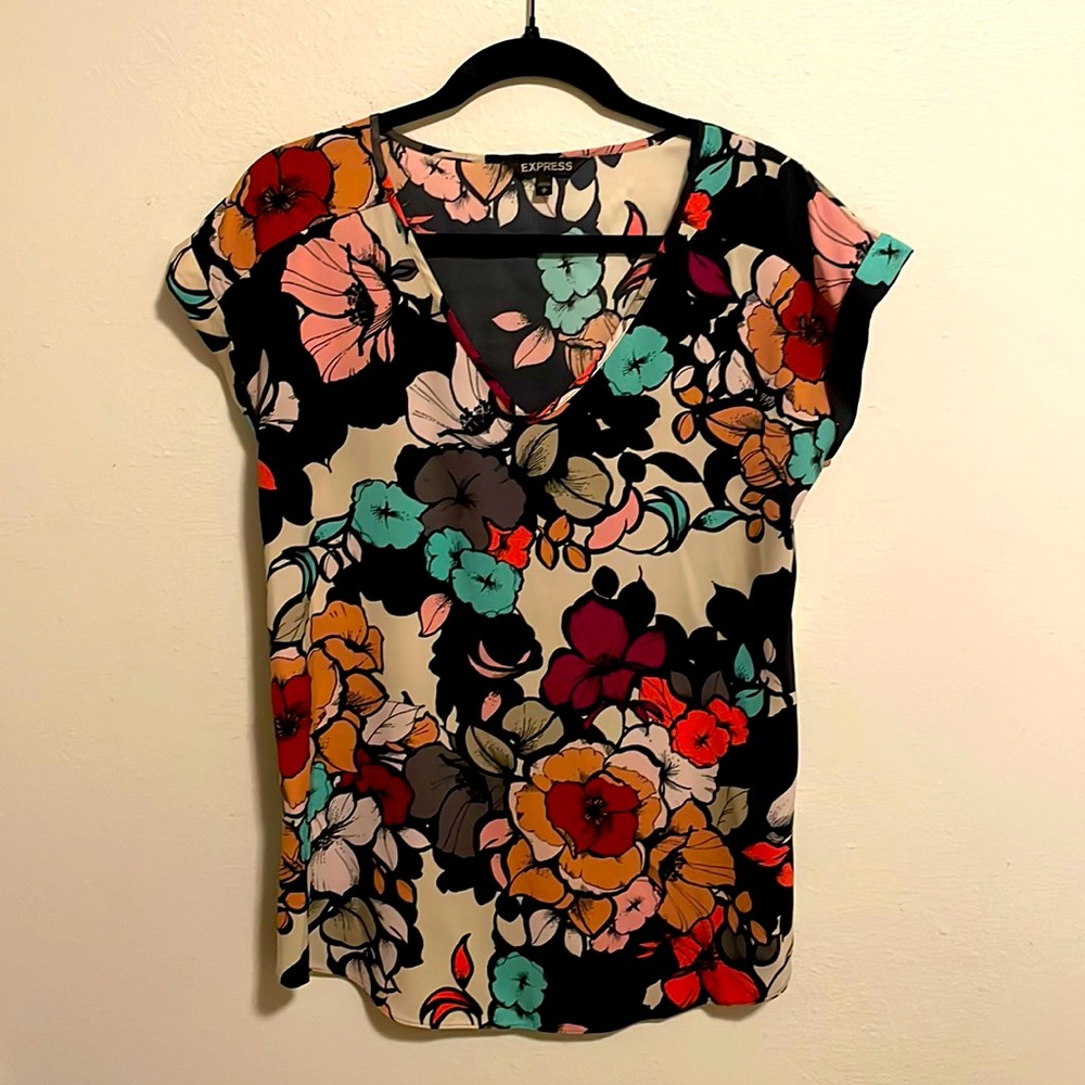 Express multicolored blouse. Short sleeve, size medium. No stains or rips.
